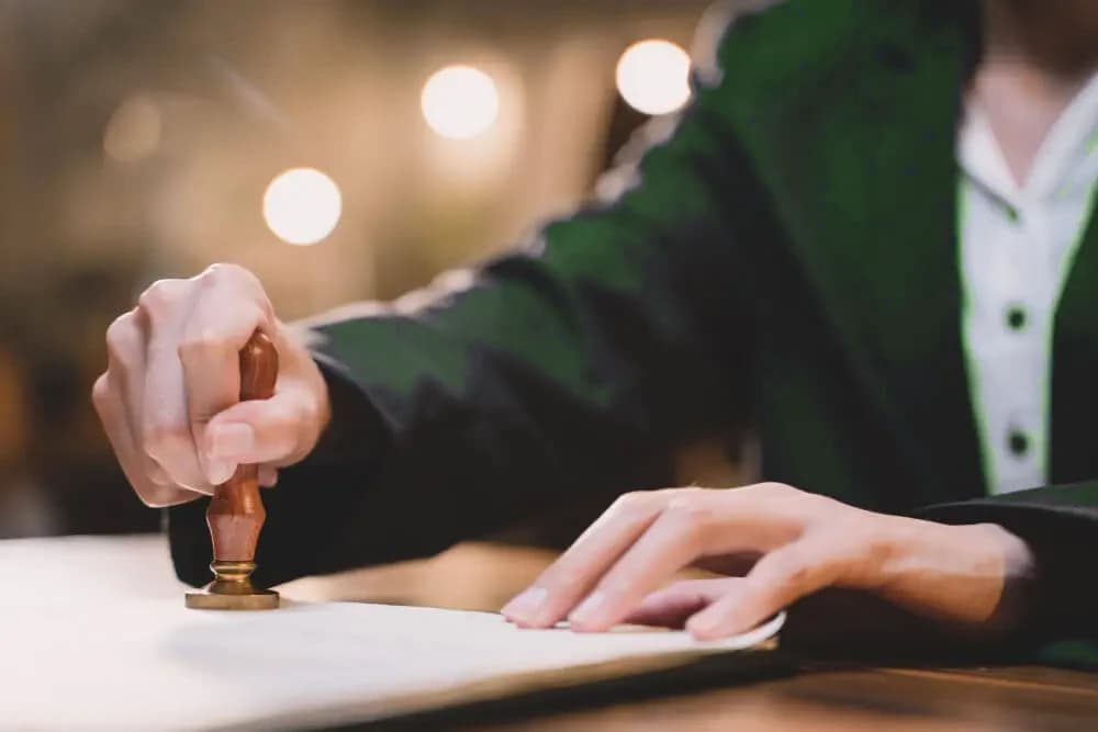 Notaris stempelt officieel medisch document
